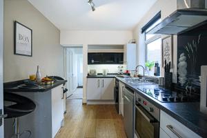 Gallery image of Cosy House with Free Parking, Smart TVs & Garden by Yoko Property in Northampton