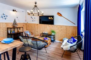 TV a/nebo společenská místnost v ubytování Hostel & Apartments Kołobrzeg