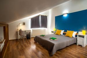 una camera con un grande letto con una parete blu di Cozy Room AGAPEDIA a Braşov