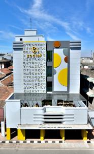 un bâtiment avec un panneau sur son côté dans l'établissement Zodiak Asia Afrika by KAGUM Hotels, à Bandung