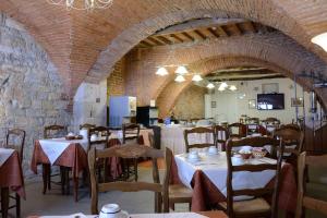 Reštaurácia alebo iné gastronomické zariadenie v ubytovaní Hotel Di Stefano