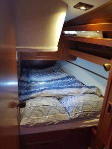 Tempat tidur dalam kamar di Java Yacht