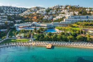 una vista aérea de un complejo con playa y edificios en Yasmin Bodrum Resort, en Gümüşlük