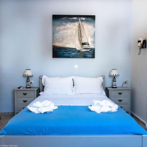 سرير أو أسرّة في غرفة في Giasemi rooms