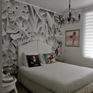 ブライにあるLa Maison Blancheの壁画のあるベッドルーム1室(大型ベッド1台付)