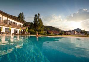 Alpin Lodges - Moderne Appartements mit Zugang zu 3000 qm SPA Panoramahotel Oberjoch内部或周边的泳池