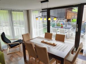 un comedor con mesa y sillas en una habitación en Ferienwohnung Alte Post, en Sankt Leonhard im Pitztal