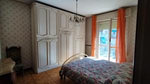 un dormitorio con una cama y una ventana en Trilocale con posto auto privato a 5 minuti a piedi dalla spiaggia, en Rapallo
