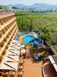 Bazén v ubytování Hotel Victoria Playa nebo v jeho okolí