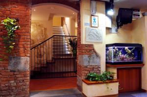 an entrance to a building with a fish tank on the wall at Hotel Di Stefano in Pisa
