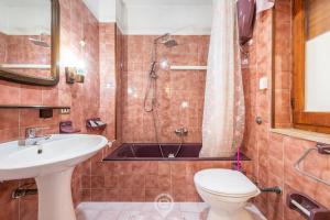 y baño con aseo, lavabo y ducha. en House Antonella - Wonderful Holidays on a Budget en Gonnesa