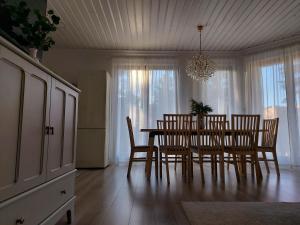 盧克的住宿－Maritima's Home，一间带桌椅和吊灯的用餐室
