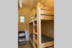 Palanda nebo palandy na pokoji v ubytování Karwendel Chalet