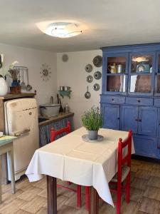 A kitchen or kitchenette at Casa Curti