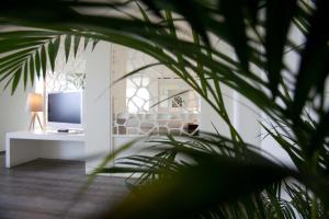 a room with a desk with a computer on it at Villa Del Mare Spa Resort in Cervia