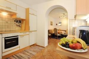 ガシュルンにあるAppartement Haus Gostaのキッチン(カウンターにフルーツの盛り合わせ付)