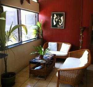 ein Wohnzimmer mit 2 Stühlen und einem Tisch in der Unterkunft Akinabalu Youth Hostel in Kota Kinabalu