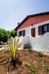una casa con una recinzione bianca in un cortile di Casa Vacanze - Residenza San Luca a Muro Lucano