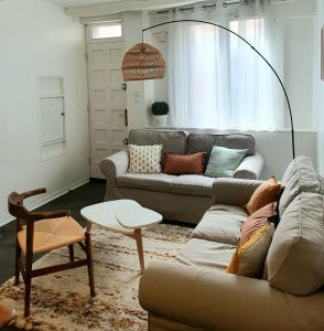 ein Wohnzimmer mit einem Sofa und einem Tisch in der Unterkunft La Caponnière in Carcassonne