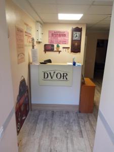 uma secretária num quarto com uma placa que lê em Женский Hostel Dvor em Odessa