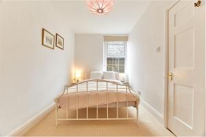 een slaapkamer met een bed in een witte kamer bij Host & Stay - The Burrow in Alnwick