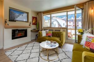 - un salon avec un canapé et une cheminée dans l'établissement Concordia 7 Apartment - Chamonix All Year, à Chamonix-Mont-Blanc