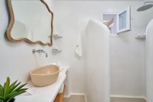 uma casa de banho com um lavatório na banheira em Dream on Plaka em Plaka