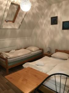 Ένα ή περισσότερα κρεβάτια σε δωμάτιο στο Platanus Vendégház Zamárdi