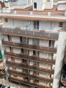 un immeuble d'appartements avec balcon et plantes en pot dans l'établissement Apartamentos AR Isern, à Blanes