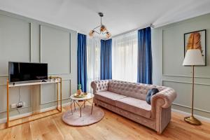 Televízia a/alebo spoločenská miestnosť v ubytovaní Warzywnicza Old Town Apartment