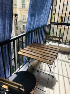 d'un balcon avec un banc en bois et une chaise. dans l'établissement Petrus Studio with balcony, à Thessalonique