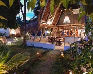 a house with a table and lights in the yard at Pousada Glamping Algodões in Marau