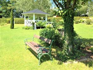 Ein Garten an der Unterkunft Pension Carinthia Klopeiner See