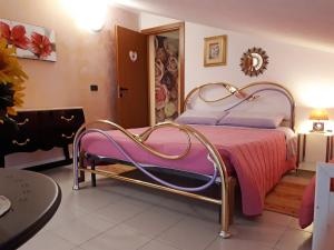 una camera con un letto e una coperta rosa di B&B Milu' a Bussolengo