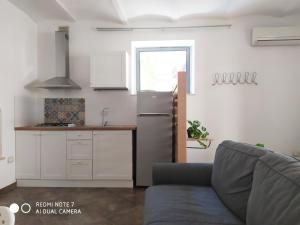 a living room with a couch and a kitchen at Le Maioliche in Vasto