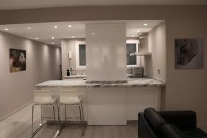 a kitchen with a bar with stools in a room at Boutique & Chic in Oviedo