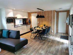 een woonkamer en een keuken met een tafel en stoelen bij BPW 1511 - Bospark t Wolfsven in Mierlo