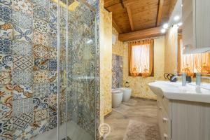 uma casa de banho com um chuveiro e um lavatório. em Mary's House - WiFi & Private Parking em Gonnesa
