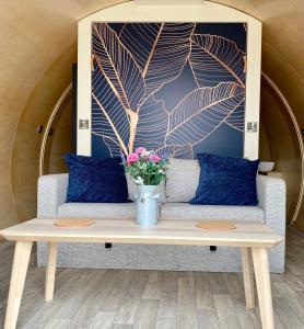 Kinelarty Luxury Glamping Pods Downpatrick的休息区
