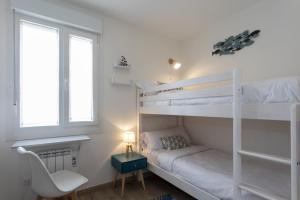מיטה או מיטות קומותיים בחדר ב-Playa Ribeiría apartamento vacacional