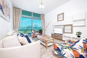 sala de estar con 2 sofás y TV en LUX Opulent Island Suite 6 Burj View en Dubái