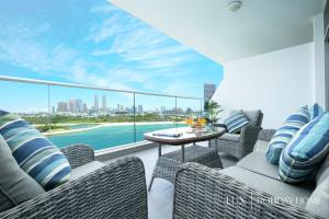 balkon z krzesłami i stołem oraz widokiem na miasto w obiekcie LUX Opulent Island Suite 6 Burj View w Dubaju
