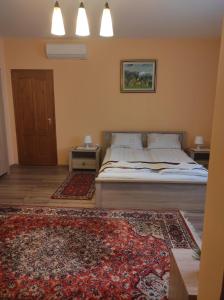 Giường trong phòng chung tại Maros Vendégház