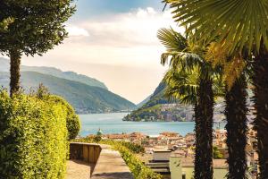 ルガノにあるVilla Sassa Hotel, Residence & Spa - Ticino Hotels Groupの町並みと水の流れ