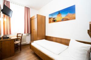 Postel nebo postele na pokoji v ubytování Hotel Alt Bamberg