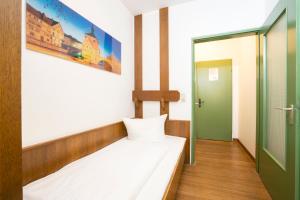 Postel nebo postele na pokoji v ubytování Hotel Alt Bamberg