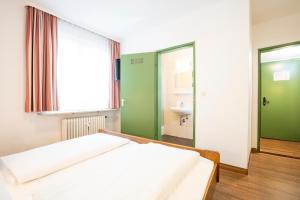 Postel nebo postele na pokoji v ubytování Hotel Alt Bamberg