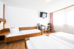 Postel nebo postele na pokoji v ubytování Hotel Alt Bamberg