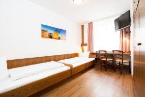 Postel nebo postele na pokoji v ubytování Hotel Alt Bamberg