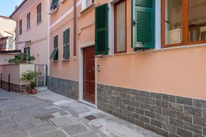 um beco numa cidade velha com persianas coloridas em Cadimare Lovely Apartment em La Spezia